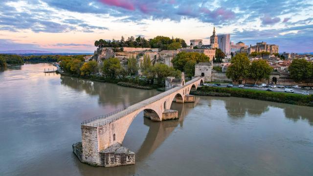 Vue Du Pont D'avignon Et Du Palais Des Papes Par Drone - Crédit Photo : Julien Audigier