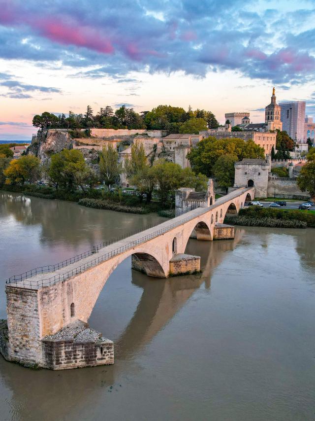 Vue Du Pont D'avignon Et Du Palais Des Papes Par Drone - Crédit Photo : Julien Audigier