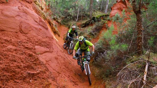 Überquerung mit dem Mountainbike im Luberon. Credit: Alain Hocquel / VPA