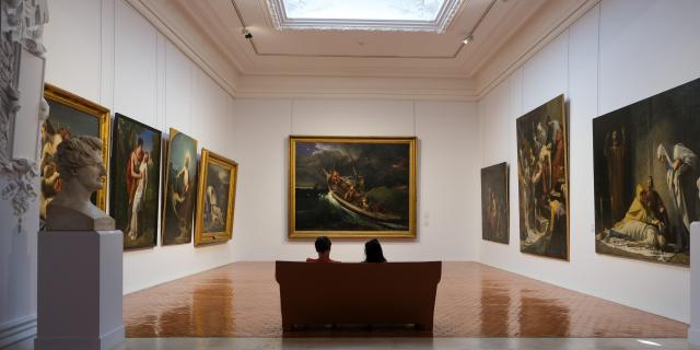 2 visitors to the Musée Calvet in a room full of paintings - Photo credit: Olivier Tresson / Avignon Tourisme