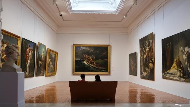 2 visiteurs au Musée Calvet dans une salle remplie de tableau - Crédit photo : Olivier Tresson / Avignon Tourisme