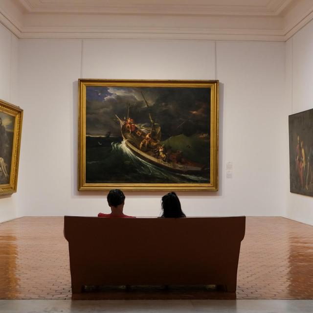 2 visiteurs au Musée Calvet dans une salle remplie de tableau - Crédit photo : Olivier Tresson / Avignon Tourisme