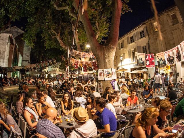 Die Atmosphäre des OFF-Festivals in Avignon - Bildnachweis: Frédéric Dahm / Empreintes d'Ailleurs