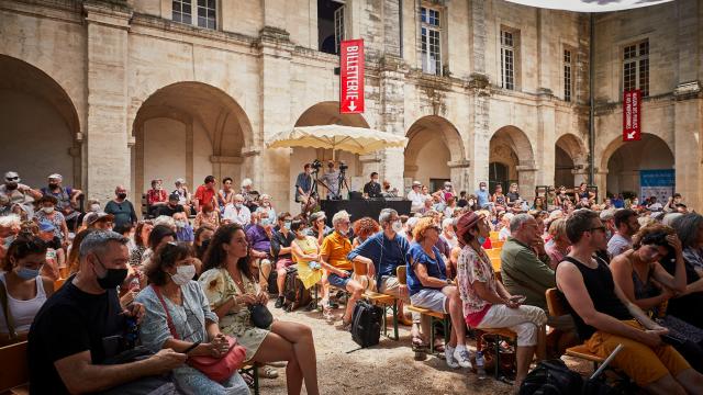 Das Publikum im Hof des Klosters Saint-Louis während des Festivals von Avignon - Credit Photo: Christophe Raynaud de Lage / Festival d'Avignon