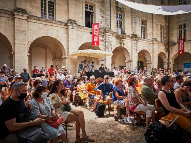 Das Publikum im Hof des Klosters Saint-Louis während des Festivals von Avignon - Credit Photo: Christophe Raynaud de Lage / Festival d'Avignon