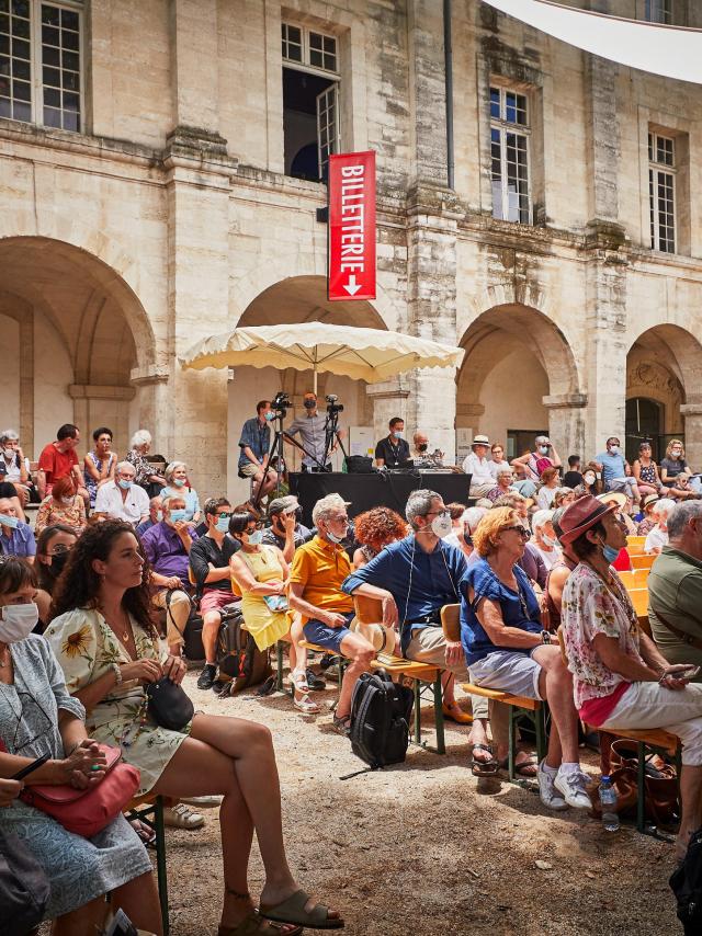 Das Publikum im Hof des Klosters Saint-Louis während des Festivals von Avignon - Credit Photo: Christophe Raynaud de Lage / Festival d'Avignon