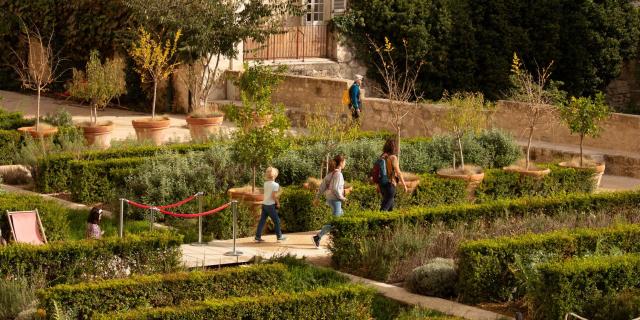 The papal gardens of the Palais des Papes - Photo credit: De Beaux Lents Demains