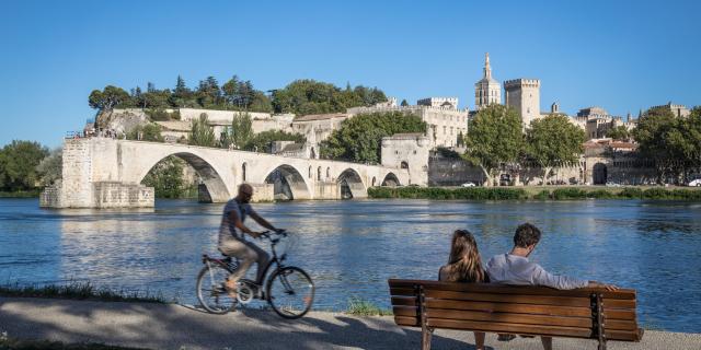 Des cyclistes faisant du vélo sur l'île de la Barthelasse face au Pont d'Avignon - Crédit photo : Frédéric Dahm - Empreintes d'Ailleurs