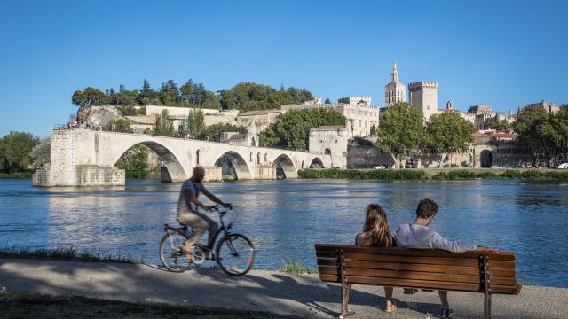 Des cyclistes faisant du vélo sur l'île de la Barthelasse face au Pont d'Avignon - Crédit photo : Frédéric Dahm - Empreintes d'Ailleurs