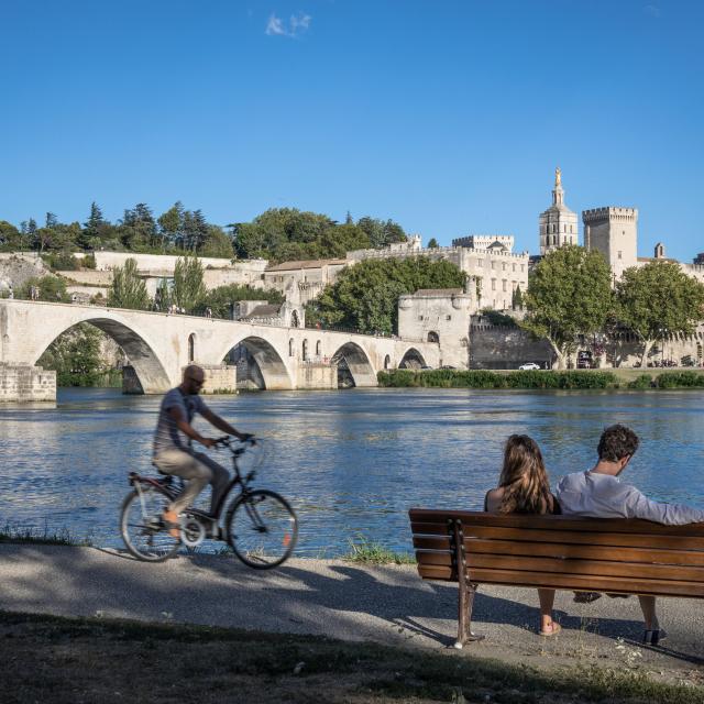 Des cyclistes faisant du vélo sur l'île de la Barthelasse face au Pont d'Avignon - Crédit photo : Frédéric Dahm - Empreintes d'Ailleurs