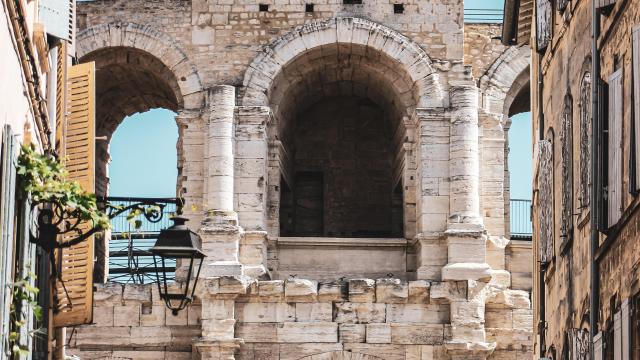 La fachada de las arenas de Arles - Crédito de la foto: Baptiste / Pexels