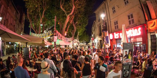 L'ambiance du festival OFF d'Avignon - Crédit photo : Frédéric Dahm / Empreintes d'Ailleurs