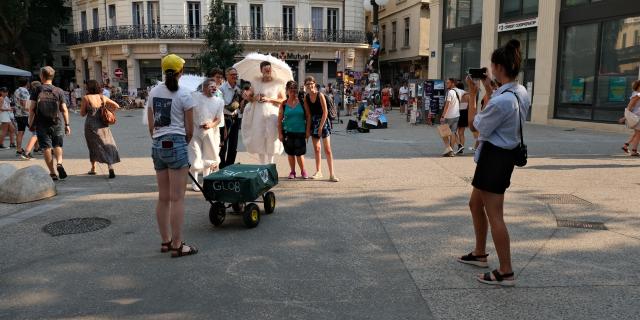 L'ambiance du festival OFF d'Avignon sur la place Carnot - Crédit photo : Olivier Tresson / Avignon Tourisme