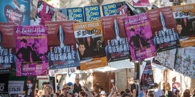 Ambiente del Festival Avignon OFF en la Plaza de los Cuerpos Santos - Fotografía: Frédéric Dahm / Empreintes d'Ailleurs