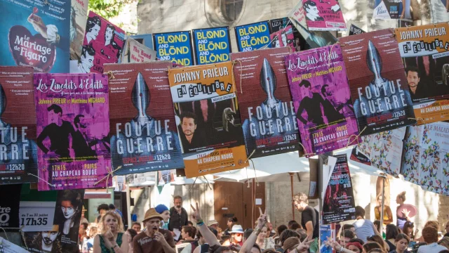 Ambiente del Festival Avignon OFF en la Plaza de los Cuerpos Santos - Fotografía: Frédéric Dahm / Empreintes d'Ailleurs