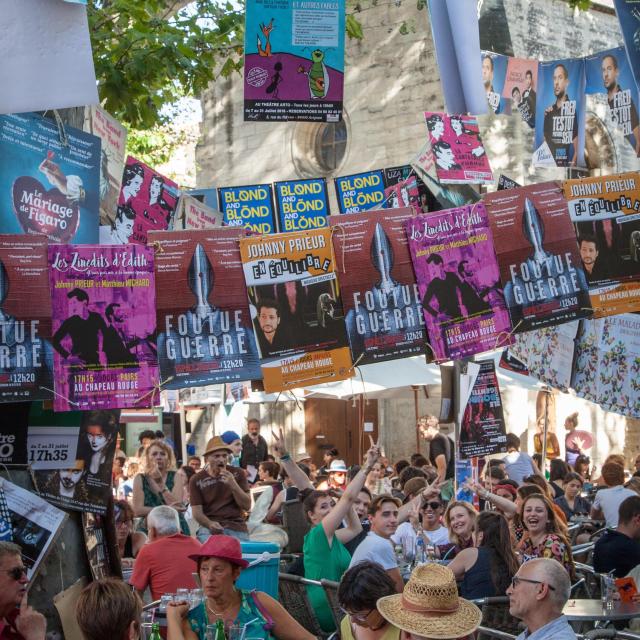 Ambiente del Festival Avignon OFF en la Plaza de los Cuerpos Santos - Fotografía: Frédéric Dahm / Empreintes d'Ailleurs