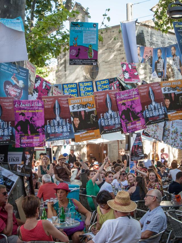 L'ambiance du festival OFF d'Avignon sur la place des Corps Saints - Crédit photo : Frédéric Dahm / Empreintes d'Ailleurs