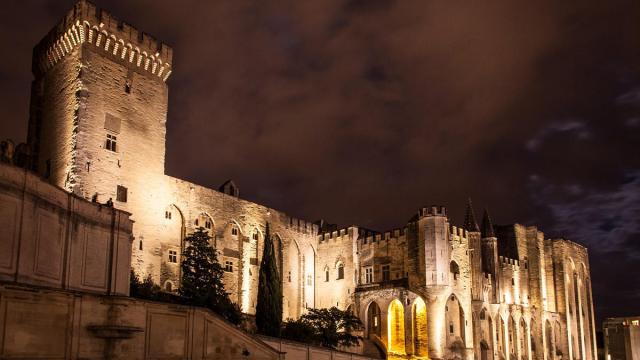 Le Palais des Papes de nuit - Crédit photo : Frédéric Dahm / Empreintes d'Ailleurs