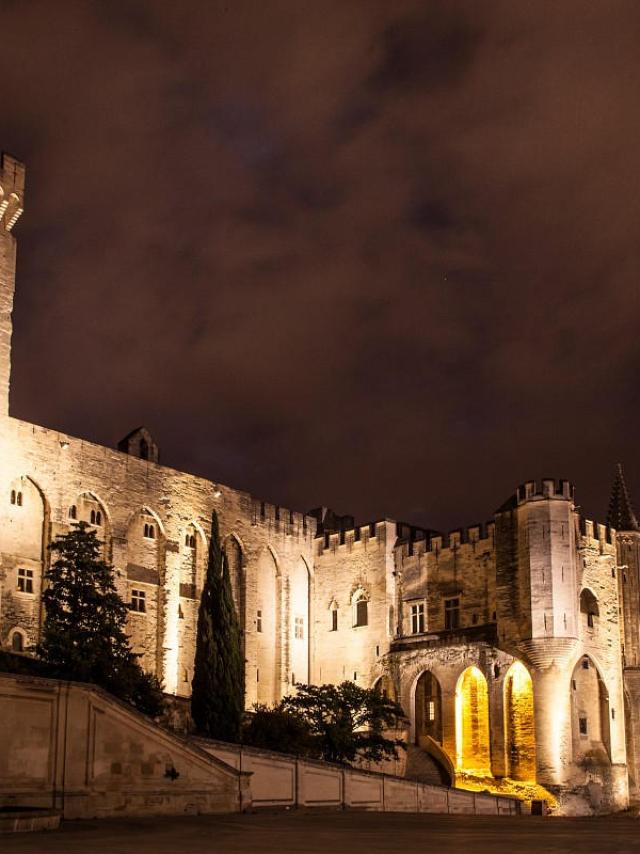 Le Palais des Papes de nuit - Crédit photo : Frédéric Dahm / Empreintes d'Ailleurs