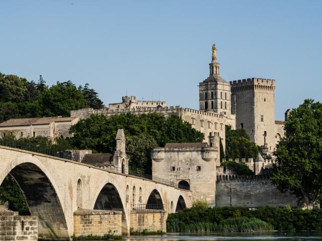 Le Palais des Papes et le Pont Saint Bénezet (ou Pont d'Avignon) depuis l'île de la Barthelasse - Crédit photo : Kos-Crea