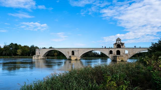 Die Brücke von Avignon (oder Pont Saint-Bénezet) vom Ufer des Boulevard de la Ligne aus - Fotokredit: Olivier Tresson / Avignon Tourisme