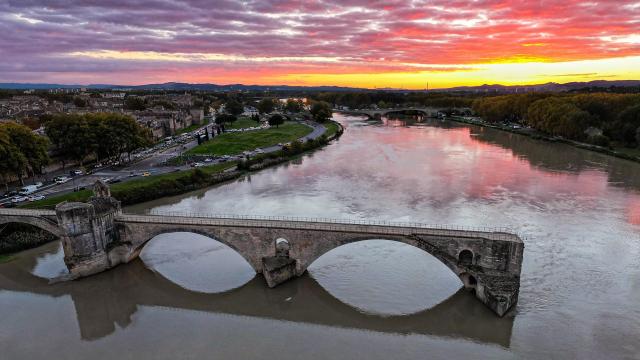 Le Pont d'Avignon (ou Pont Saint-Bénezet) vu par drone - Crédit photo : Julien Audigier