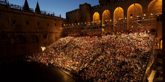 The Festival In d'Avignon invites itself into the Cour d'Honneur of the Palais des Papes - Photo credit: Christophe Raynaud / Festival d'Avignon