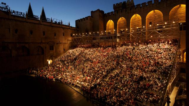 The Festival In d'Avignon invites itself into the Cour d'Honneur of the Palais des Papes - Photo credit: Christophe Raynaud / Festival d'Avignon