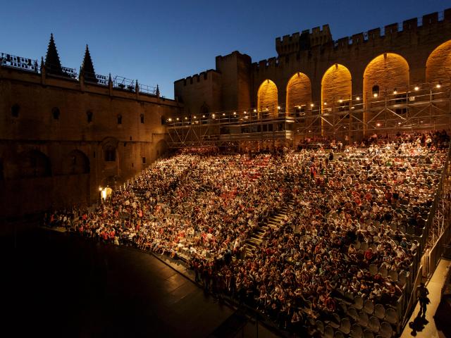 Le Festival In d'Avignon qui s'invite dans la cours d'Honneur du Palais des Papes - Crédit photo : Christophe Raynaud / Festival d'Avignon