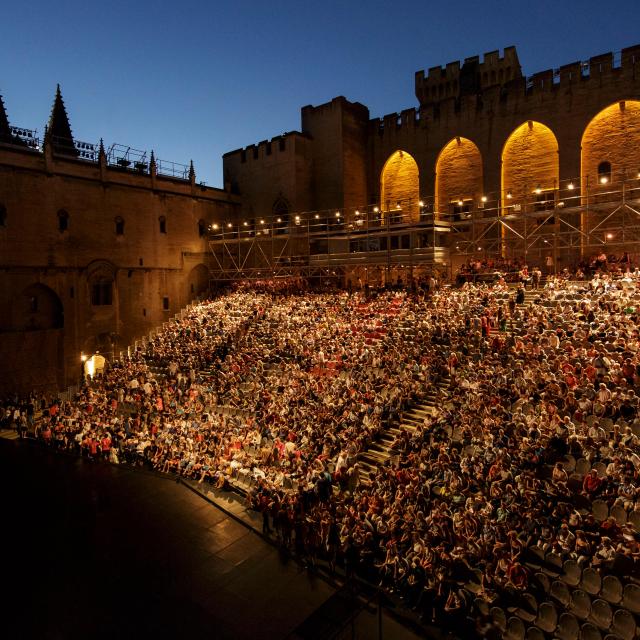 The Festival In d'Avignon invites itself into the Cour d'Honneur of the Palais des Papes - Photo credit: Christophe Raynaud / Festival d'Avignon