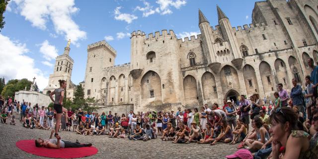 Das OFF-Festival auf dem Platz vor dem Papstpalast in Avignon - Fotokredit: Frédéric Dahm / Empreintes d'Ailleurs