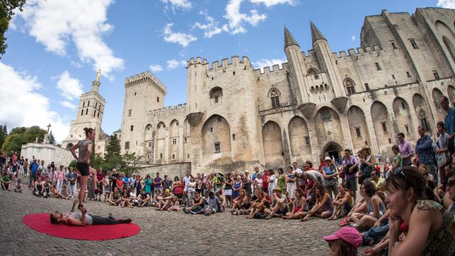 Das OFF-Festival auf dem Platz vor dem Papstpalast in Avignon - Fotokredit: Frédéric Dahm / Empreintes d'Ailleurs