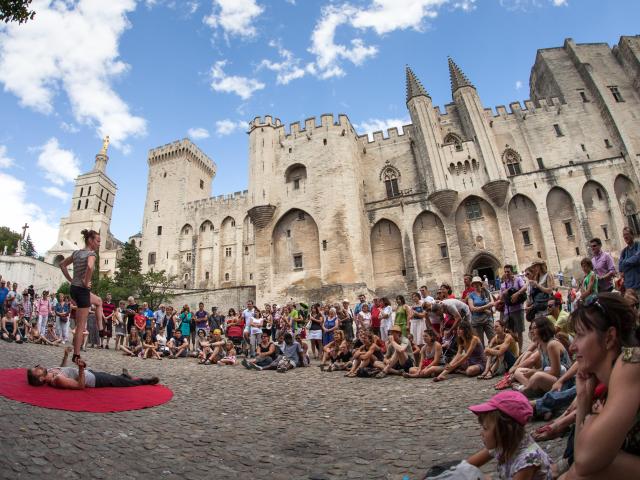 Le festival OFF sur la place du Palais des Papes d'Avignon - Crédit photo : Frédéric Dahm / Empreintes d'Ailleurs