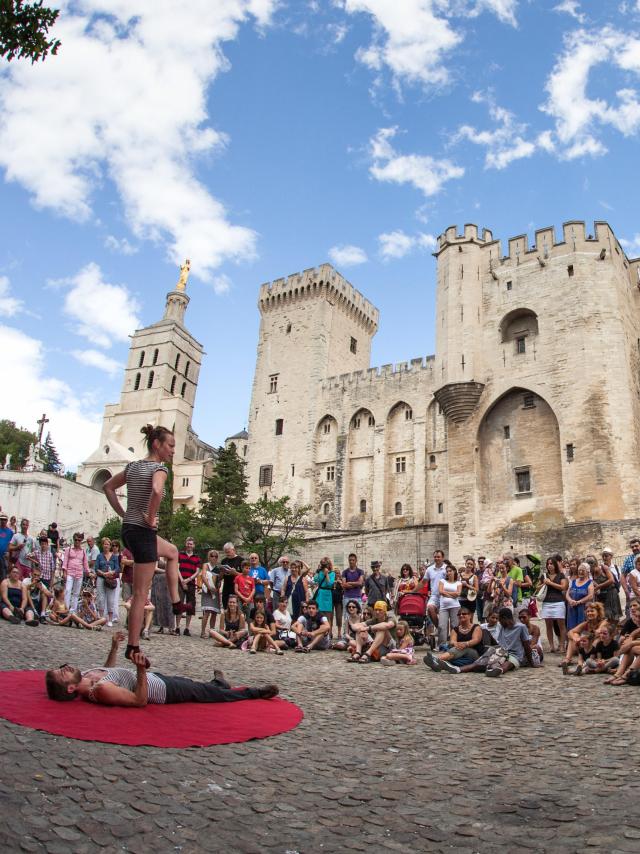 Le festival OFF sur la place du Palais des Papes d'Avignon - Crédit photo : Frédéric Dahm / Empreintes d'Ailleurs