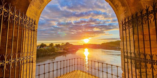 Il sole che tramonta dal Pont d'Avignon (o Pont Saint-Bénezet) - Credito fotografico: Julien Audigier