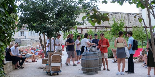 Les visiteurs lors de l'événement Un verre aux jardins dans les jardins du Palais des Papes - Crédit photo : Olivier Tresson / Avignon Tourisme