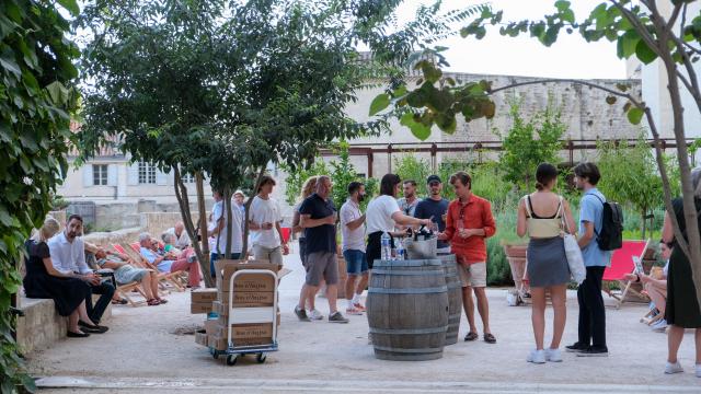 I visitatori dell'evento Un verre aux jardins nei giardini del Palazzo dei Papi - Foto: Olivier Tresson / Avignon Tourisme