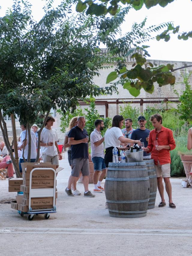 Les visiteurs lors de l'événement Un verre aux jardins dans les jardins du Palais des Papes - Crédit photo : Olivier Tresson / Avignon Tourisme