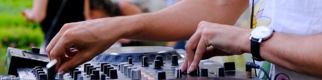 L'événement Un verre aux jardins dans les jardins du Palais des Papes avec un DJ du festival Résonnance - Crédit photo : Olivier Tresson / Avignon Tourisme