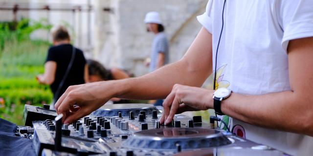 Die Veranstaltung Un verre aux jardins in den Gärten des Papstpalastes mit einem DJ des Festivals Résonnance - Fotokredit: Olivier Tresson / Avignon Tourisme