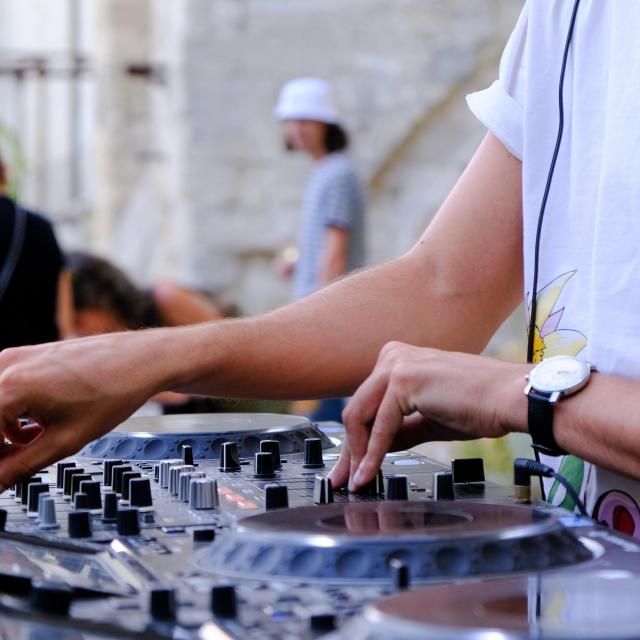 Un verre aux jardins en los jardines del Palacio de los Papas con un DJ del festival Résonnance - Foto: Olivier Tresson / Avignon Tourisme