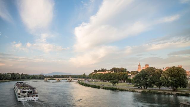 Un bateau de croisière sur le Rhône avec vue sur le Pont d'Avignon (ou Pont Saint-Bénezet) et le Palais des Papes - Crédit photo : Frédéric Dahm / Empreintes d'Ailleurs