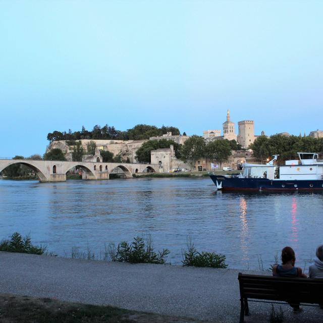 Una barca che passa davanti al Pont d'Avignon (o Pont Saint-Bénezet) dall'Ile de la Barthelasse - Foto: France Olliver / Avignon Tourisme