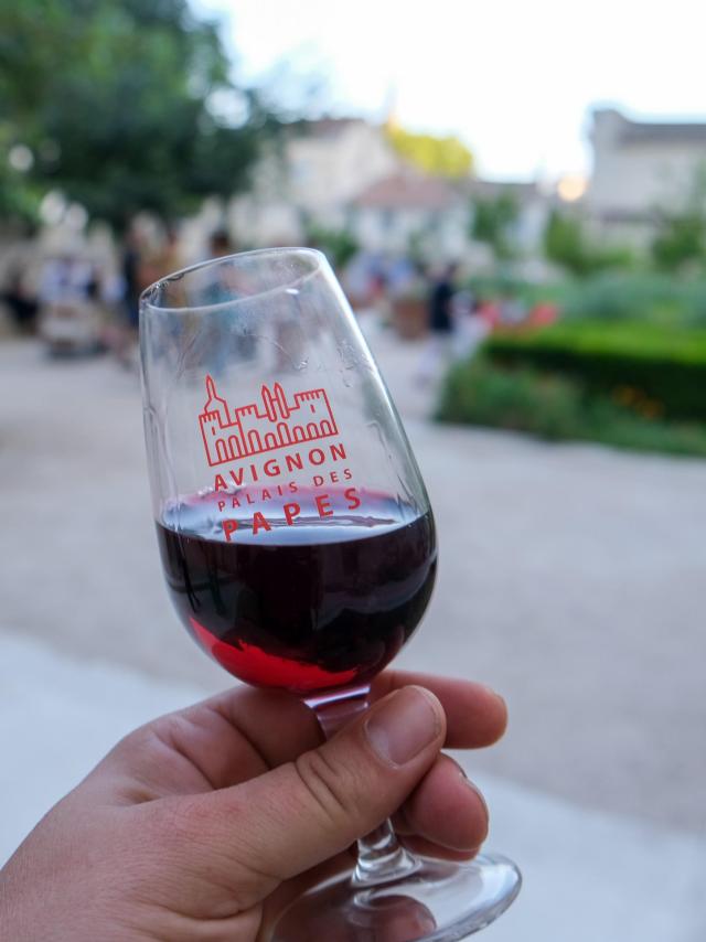 Un verre aux jardins dans les jardins du Palais des Papes (l'abus d'alcool est dangereux pour la santé) - Crédit photo : Olivier Tresson / Avignon Tourisme