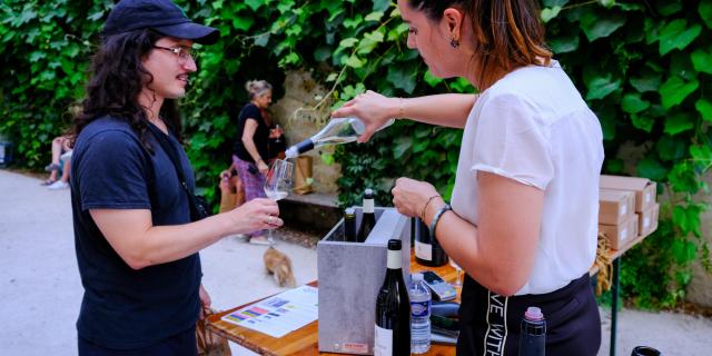 Un verre aux jardins dans les jardins du Palais des Papes (l'abus d'alcool est dangereux pour la santé) - Crédit photo : Olivier Tresson / Avignon Tourisme