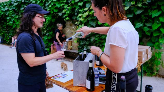 Ein Glas in den Gärten in den Gärten des Papstpalastes (Alkoholmissbrauch ist gesundheitsschädlich) - Fotokredit: Olivier Tresson / Avignon Tourisme