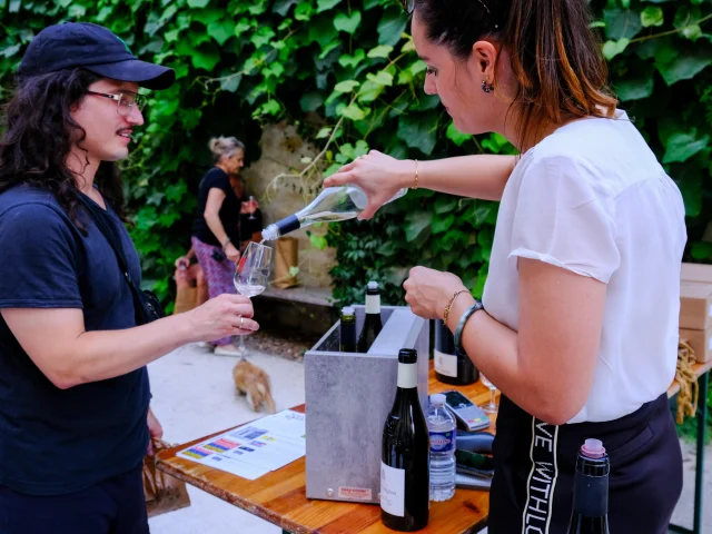 Un verre aux jardins dans les jardins du Palais des Papes (l'abus d'alcool est dangereux pour la santé) - Crédit photo : Olivier Tresson / Avignon Tourisme