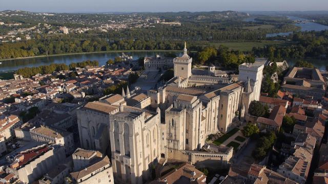 Vue aérienne du Palais des Papes et du Pont d'Avignon (ou Pont Saint-Bénezet) - Crédit photo : Product Air