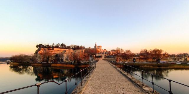 Blick auf Avignon von der Brücke Pont Saint-Bénezet (oder Pont d'Avignon) - Bildnachweis: Didier Coullet / Avignon Tourisme