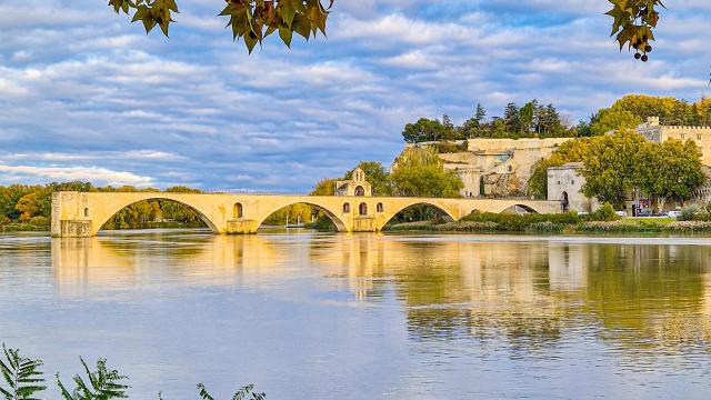 Blick auf die Brücke von Avignon (oder Pont Saint-Bénezet) von der Île de la Barthelasse aus - Bildnachweis: Julien Audigier